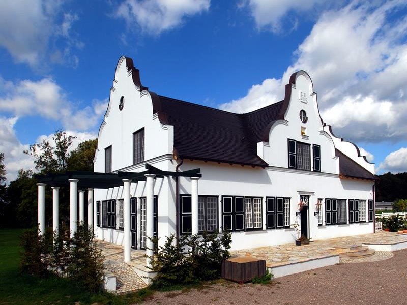 Das 3-Giebel-Haus im Südafrikanischen Kolonialstil ist eine Augenweide. Man glaubt es handelt sich um ein altes Gebäude – es ist aber ein Neubau.